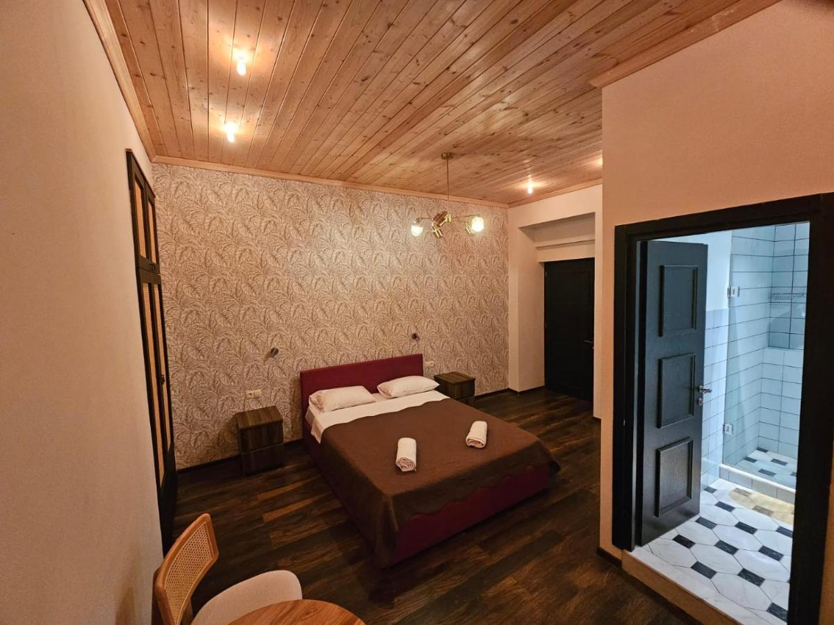 Local Hotel Tbilisi Buitenkant foto