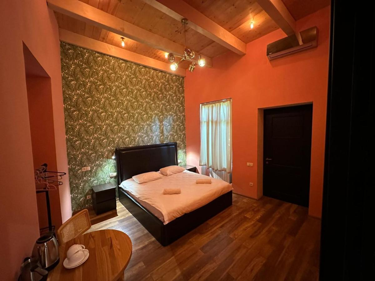 Local Hotel Tbilisi Buitenkant foto